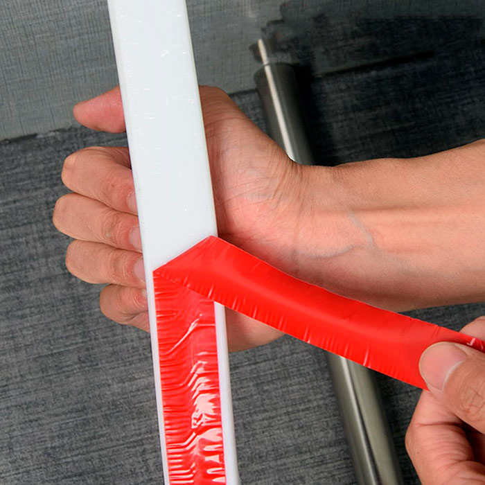 Silikónový pás je flexibilný, takže ho môžete prispôsobiť akémukoľvek tvaru - okrúhly, oválny, štvorcový atď.
