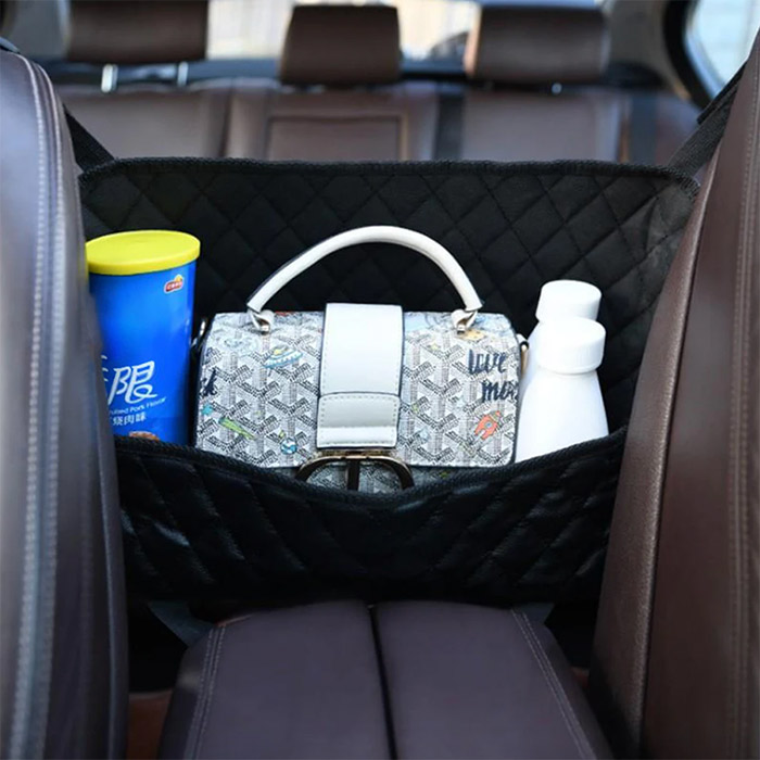 Organizér do auta je praktický na ukladanie rôznych vecí ako peňaženka, mobil, snacky atď.