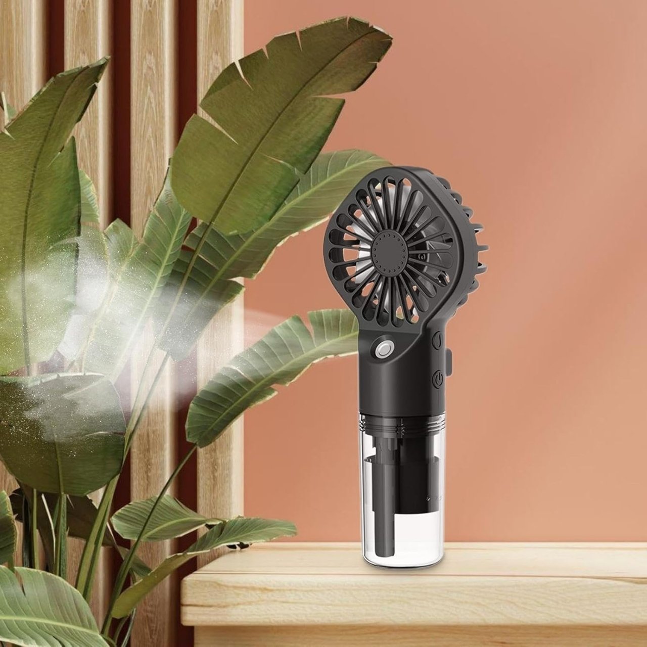 Osviežte a hydratujte v jednom - rozprášením jemnej hmly vody ventilátor nielen ochladzuje, ale aj zvlhčuje pokožku, ideálne na horúce, suché dni.