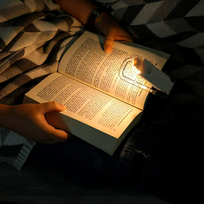 ReadLed, mini LED lampa, ktorá sa dá pripevniť na knihu - Image 3