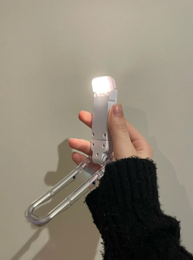 ReadLed, mini LED lampa, ktorá sa dá pripevniť na knihu - Image 9