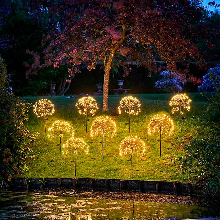 Solárna lampa má drôty, z ktorých môžete vytvoriť tvary podľa vlastného výberu - špirály, kvety, ohňostroje, srdcia atď.